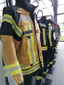 Shop - Feuerwehrjacken im Showroom
