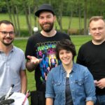 Teamevent Vertriebsinnendienst, Lager und Auszubildende lachen zusammen