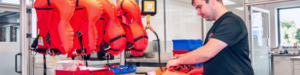 Servicetechniker bei der Wartung von Rettungswesten