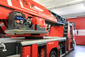 Rosenbauer Drehleiter mit Metz Technologie im Gerätehaus