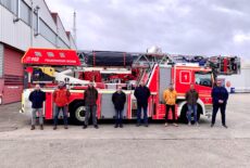 Gruppenbild bei der Übergabe der DLK von Rosenbauer und SCHMITT an die Berufsfeuerwehr Bonn Mitte Feuerwache 1