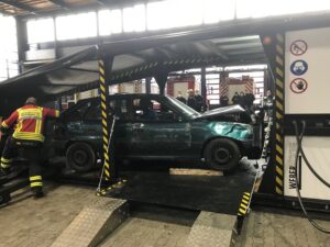 Unfallfreie Fahrzeugdeformierung zur praxisorientierten Ausbildung von Feuerwehrleuten