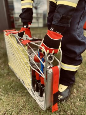 Feuerwehrmann mit Schlauchtragekorb Flexattack bei Waldbrand