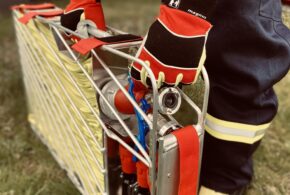 Feuerwehrmann mit Schlauchtragekorb Flexattack bei Waldbrand